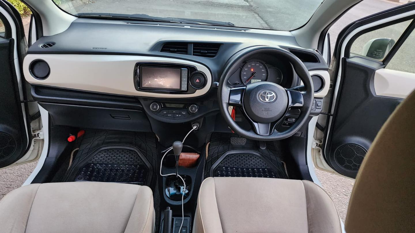 Toyota vitz Yom 2014 1300cc petro auto 2wd Asking price 899,000 Neg!