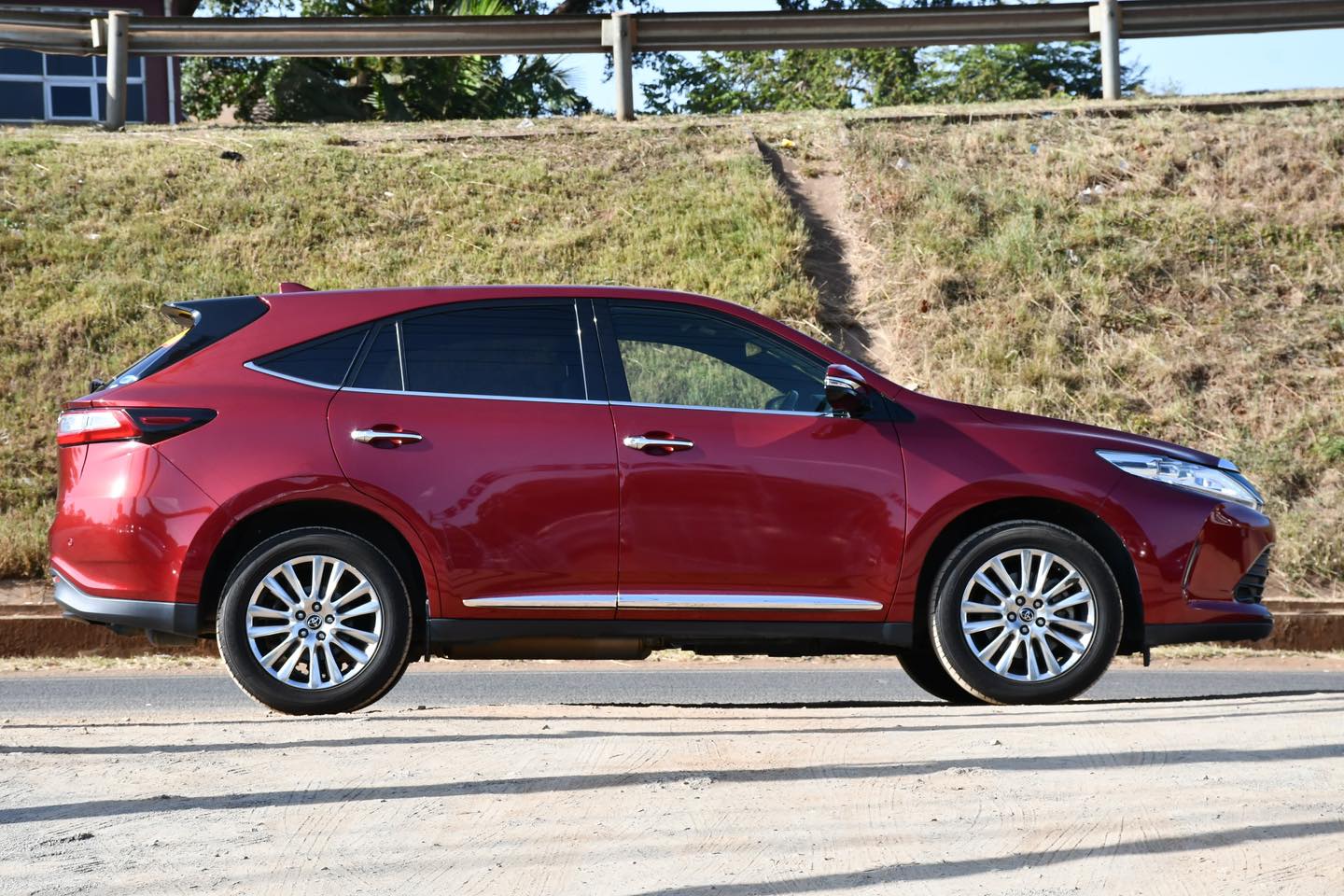 2018 TOYOTA HARRIER MILEAGE 77K KM