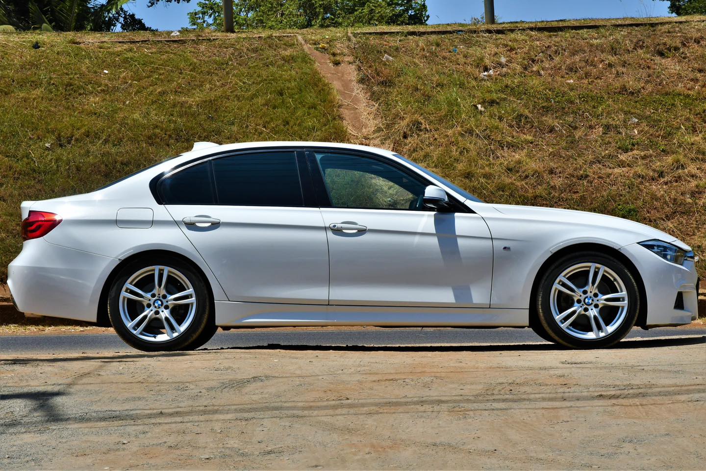 BMW 320i 2017 Model  2000cc petrol auto  3,600,000 Neg!