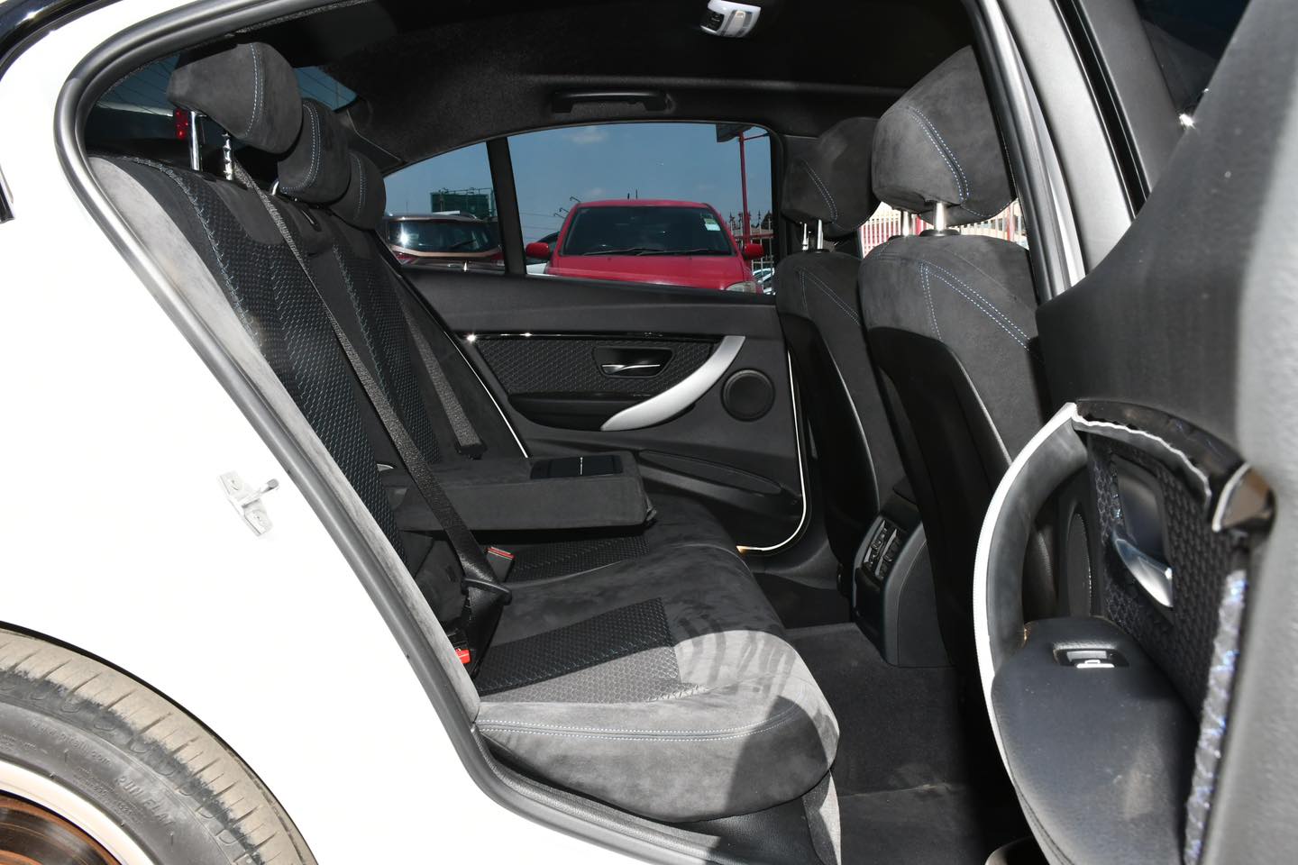 BMW 320i 2017 Model  2000cc petrol auto  3,600,000 Neg!