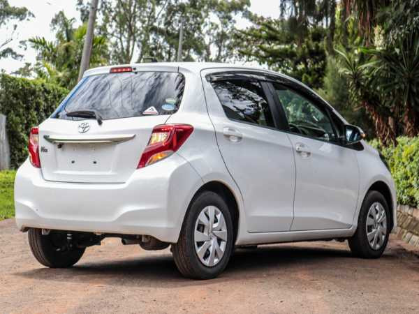 Toyota vitz Yom 2014 1300cc petro auto 2wd Asking price 899,000 Neg!
